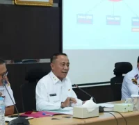 Wakil Gubernur Kalbar Krisantus Kurniawan memimpin rapat koordinasi percepatan pengerukan alur pelayaran Sungai Kapuas di Kubu Raya.