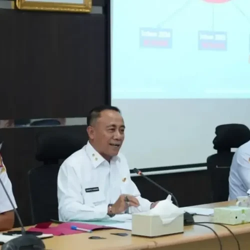 Wakil Gubernur Kalbar Krisantus Kurniawan memimpin rapat koordinasi percepatan pengerukan alur pelayaran Sungai Kapuas di Kubu Raya.