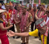 Wakil Gubernur Kalimantan Barat Krisantus Kurniawan bersama Bupati Sanggau Yohanes Ontot saat meresmikan Rumah Betang Bidayuh Labak Nyeru di Desa Entikong, Sanggau. (instagram.com/adpim.provkalbar)