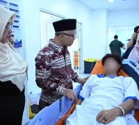 Wakil Menteri Pendidikan Dasar dan Menengah Atip Latipulhayat saat meninjau SMA Negeri 72 Jakarta, memastikan dukungan pemulihan berjalan optimal.(Foto: Dok Kemendikdasmen)