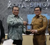 Wakil Wali Kota Singkawang Muhammadin menerima kunjungan Konsul Jenderal RI Kuching Abdullah Zulkifli di Kantor Wali Kota Singkawang.