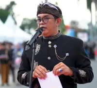 Wakil Wali Kota Singkawang Wakil Wali Kota Singkawang Muhammadin memberikan sambutan saat membuka Singkawang Street Fashion 2025. (instagram.com/muhammadin_hm)