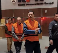 Wali Kota Madiun digiring petugas KPK usai terjaring operasi tangkap tangan. (Foto: Dok. KPK)