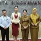 Wali Kota Singkawang Tjhai Chui Mie menerima audiensi finalis Puteri Indonesia Kalbar 2026 perwakilan Kota Singkawang, Cecilia Wunata. (MC Kalbar)
