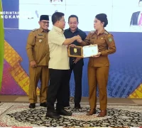 Wali Kota Singkawang, Tjhai Chui Mie, menghadiri kegiatan Sosialisasi Program Koperasi Merah Putih Wali Kota Singkawang Tjhai Chui Mie menghadiri sosialisasi Koperasi Merah Putih di Sambas untuk perkuat ekonomi rakyat melalui koperasi. (instagram.com/prokopimsingkawang)