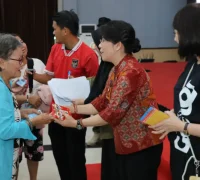 Wali Kota Singkawang Tjhai Chui Mie menyerahkan angpao kepada lansia menjelang Imlek 2577.