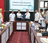 Wali Kota Singkawang dan Kepala Kejari menandatangani PKS Bantuan Hukum Perdata dan TUN di Ruang Rapat Wali Kota. (dok. MC Singkawang)