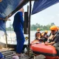 Tim gabungan melakukan pencarian dan evakuasi korban tenggelam di Sungai Kapuas, Kabupaten Kapuas Hulu. (foto: Res-Kapuas Hulu)
