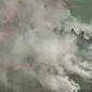Gubernur Kalbar Ria Norsan memperkuat pemadaman karhutla di kawasan Gunung Palung dan Bukit Peramas dengan water bombing.
