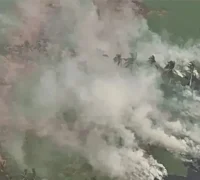 Gubernur Kalbar Ria Norsan memperkuat pemadaman karhutla di kawasan Gunung Palung dan Bukit Peramas dengan water bombing.