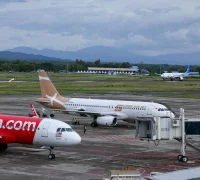 Pesawat komersial di bandara sebagai ilustrasi kenaikan harga tiket akibat lonjakan avtur dan kebijakan subsidi PPN.