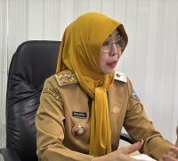 Kepala Dinas Kependudukan dan Pencatatan Sipil Kota Pontianak Erma Suryani saat memberikan keterangan terkait akta kelahiran yang diterbitkan pihaknya.