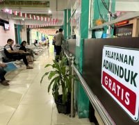 Warga saat mengurus administrasi kependudukan di loket pelayanan Dinas Kependudukan dan Pencatatan Sipil Kota Pontianak.
