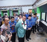 Gubernur Kalbar, Drs. H. Ria Norsan, saat mendampingi kunjungan kerja Wakil Menteri PAN-RB, Komjen Pol. (Purn) Drs. Purwadi Arianto, M.Si., di Pontianak, Kamis (17/7/2025). (kalbarprov.go.id)