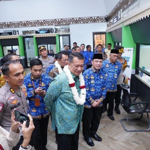 Gubernur Kalbar, Drs. H. Ria Norsan, saat mendampingi kunjungan kerja Wakil Menteri PAN-RB, Komjen Pol. (Purn) Drs. Purwadi Arianto, M.Si., di Pontianak, Kamis (17/7/2025). (kalbarprov.go.id)