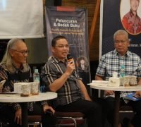 Gubernur Ria Norsan, Sekda Kalbar dr. Harisson hadiri peluncuran buku Aspek Hukum Pengadaan Barang dan Jasa Pemerintah karya Dr. Herman Hofi Munawar, Kamis (17/7). (Sumber Foto : kalbarprov.go.id)