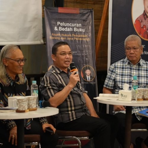 Gubernur Ria Norsan, Sekda Kalbar dr. Harisson hadiri peluncuran buku Aspek Hukum Pengadaan Barang dan Jasa Pemerintah karya Dr. Herman Hofi Munawar, Kamis (17/7). (Sumber Foto : kalbarprov.go.id)