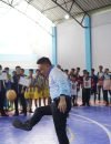Wali Kota Pontianak Edi Rusdi Kamtono menjajal bola takraw dalam pembukaan Kejuaraan Sepak Takraw se Kalbar. (Sumber Foto : Pontianak.go.id)