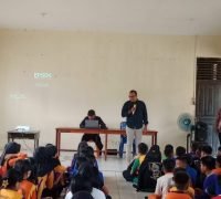 MPLS di SMP negeri 6 Singkawang disertai edukasi bahaya judol oleh diskominfo. (Sumber foto : mediacenter.singkawangkota.go.id)