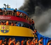 Kebakaran Kapal Motor (KM) Barcelona VA di perairan Pulau Talise, Minahasa Utara, Sulawesi Utara, pada Minggu siang (20/7). (Foto Istimewa/Humas Kemenhub)