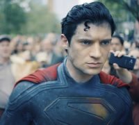 David Corenswet dalam sebuah adegan dari film "Superman." (Sumber Foto : Warner Bros)