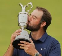 Scottie Scheffler dari AS mencium trofi setelah memenangkan kejuaraan golf British Open di Royal Portrush Golf Club, Irlandia Utara, Minggu, 20 Juli 2025. (Sumber Foto: AP)