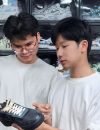 WhatsApp Image 2025-07-21 at 18.06.54 Wang Qing (kanan) memperkenalkan teknik kerajinan tangan tradisional kepada seorang karyawan. (Sumber foto: chinadaily.com.cn)