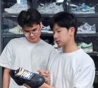 Wang Qing (kanan) memperkenalkan teknik kerajinan tangan tradisional kepada seorang karyawan. (Sumber foto: chinadaily.com.cn)