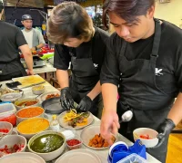 Chef Malaysia di Pontianak Dua chef asal Malaysia, Greg Gluma dan Doein Steward, membajak dapur Ngopidiaphen Pontianak dalam event Breaking The Border 2025