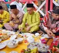 Wali Kota Pontianak Edi Rusdi Kamtono, Robo robo Wali Kota Pontianak Edi Rusdi Kamtono Duduk Saprahan Bersama Warga dalam Tradisi Robo-robo.