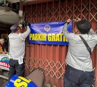 Dishub Kota Pontianak, parkir liar Dishub Kota Pontianak Bersama Tim Gabungan Pasang Spanduk ‘Parkir Gratis’ di Titik Parkir Liar