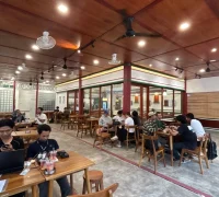 Kopi Tiam cabang Sepakat II Pengunjung menikmati kopi pancong khas Djaya Kopi Tiam di cabang terbaru Sepakat II Pontianak