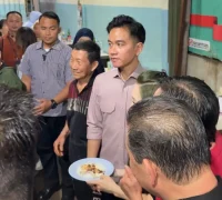 wapres gibran, nasi ayong Suasana warga berkerumun saat Wapres Gibran makan Nasi Telur Ayong di Pontianak