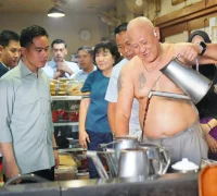 Wapres Gibran Kopi Asiang Suasana Warkop Asiang saat kunjungan Wapres Gibran Rakabuming