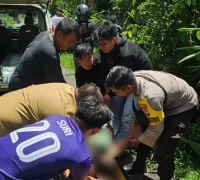 kecelakaan tunggal sungai raya Petugas kepolisian mengevakuasi korban kecelakaan tunggal di Sungai Raya