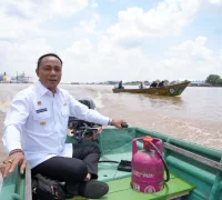 Wagub Kalbar Krisantus Kurniawan Wagub Kalbar Krisantus Kurniawan uji coba speed boat konversi BBM ke BBG di Sungai Kapuas