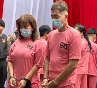 Sepasang suami istri asal Kuching Sepasang suami istri asal Kuching, Malaysia ditangkap Direktorat Reserse Narkoba Polda Kalbar setelah berusaha menyelundupkan dua kilogram sabu.