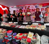 Barang bukti sabu 77 kilogram dan 54 ribu ekstasi Barang bukti sabu 77 kilogram dan 54 ribu ekstasi hasil penyelundupan dari Malaysia.