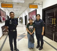 Perempuan muda asal Kalimantan Barat kedapatan main judi online di kafe Kuching Perempuan muda asal Kalimantan Barat kedapatan main judi online di kafe Kuching
