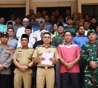 Wali Kota Pontianak bersama Kapolresta Pontianak memberi imbauan agar demo mahasiswa berjalan tertib dan damai. Wali Kota Pontianak bersama Kapolresta Pontianak memberi imbauan agar demo mahasiswa berjalan tertib dan damai.