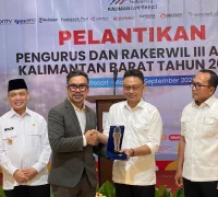 Wali Kota Pontianak Edi Rusdi Kamtono menerima cenderamata dari Wakil Ketua AMSI, Upi Asmaradhana.