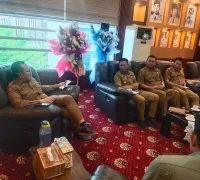 Bupati Kubu Raya Sujiwo Bupati Kubu Raya Sujiwo pimpin rapat soal kendaraan bertonase besar