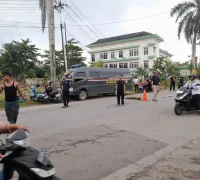 Petugas membersihkan pohon tumbang di Mempawah yang timpa warga hingga melukai pengendara motor