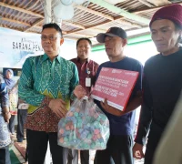 Wali Kota Pontianak Edi Rusdi Kamtono, bantuan nelayan Pontianak Wali Kota Pontianak Edi Rusdi Kamtono menyerahkan secara simbolis bantuan alat penangkap ikan kepada perwakilan kelompok nelayan di Pontianak Barat.