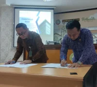 BAPPERIDA Kota Pontianak kerja sama dengan Poltekkes Kemenkes Pontianak Kepala BAPPERIDA Pontianak, Sidig Handanu dan Direktur Poltekkes Kemenkes Pontianak, Prof Kelana Kusuma Dharma menandatangani perjanjian kerja sama kedua lembaga tentang riset di bidang kesehatan di Aula Rohana Muthalib, BAPPERIDA Pontianak, Kamis (4/9/2025).