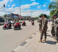 Anggota Satpol PP Kota Pontianak saat menggelar monitoring dan patroli rutin di sejumlah titik persimpangan traffic light. Anggota Satpol PP Kota Pontianak saat menggelar monitoring dan patroli rutin di sejumlah titik persimpangan traffic light.