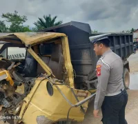 Kondisi mobil box setelah ditabrak dump truk di Sungai Ambawang, Kubu Raya Kondisi mobil box setelah ditabrak dump truk di Sungai Ambawang, Kubu Raya