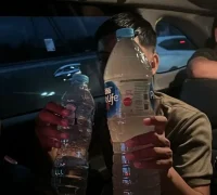 Satpol PP Pontianak, penertiban gepeng Anggota Satpol PP Kota Pontianak memperlihatkan botol berisi air sabun yang digunakan oleh gepeng di persimpangan lampu merah.