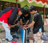 Pemasangan running text LED P10 di MTs Nurul Falah Kubu Raya oleh tim Polnep