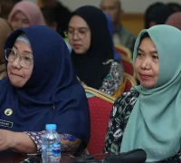 Kepala BKPSDM Kota Pontianak Yuni Rosdiah (kanan) dan Kepala Dinas Pendidikan dan Kebudayaan Kota Pontianak Sri Sujiarti Kepala BKPSDM Kota Pontianak Yuni Rosdiah (kanan) dan Kepala Dinas Pendidikan dan Kebudayaan Kota Pontianak Sri Sujiarti.